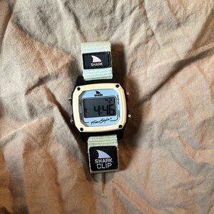Shark watch classic clip
